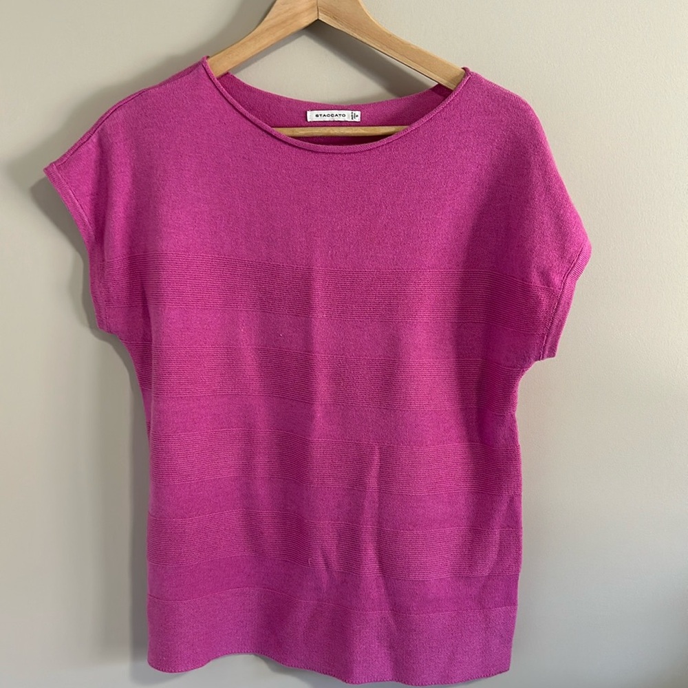 Staccato short sleeve top.